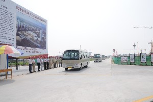 2010中国（潍坊）住宅产业博览会领导暨专家视察潍坊亚星官网建设集团建设的鲁台经贸会展中心工