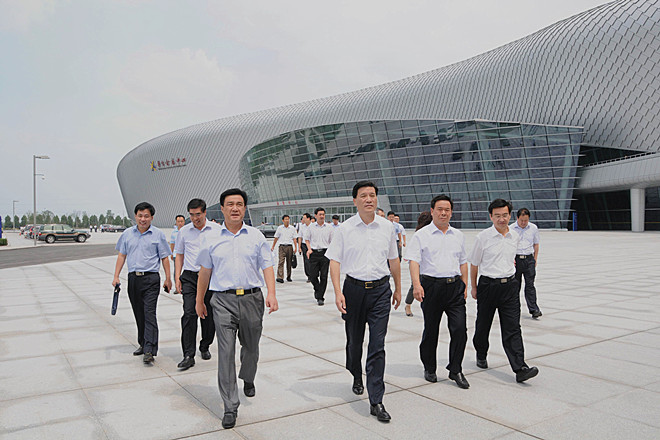 山东省副省长夏耕视察潍坊亚星官网建设集团建设投入使用的会展中心